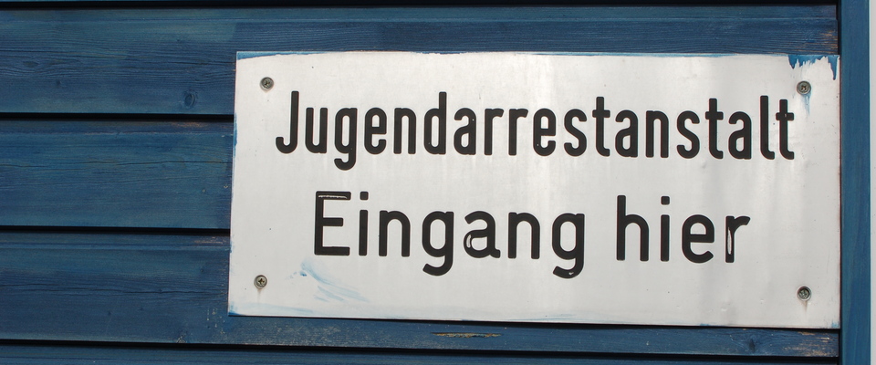 Jugendarresranstalt Eingangsschild